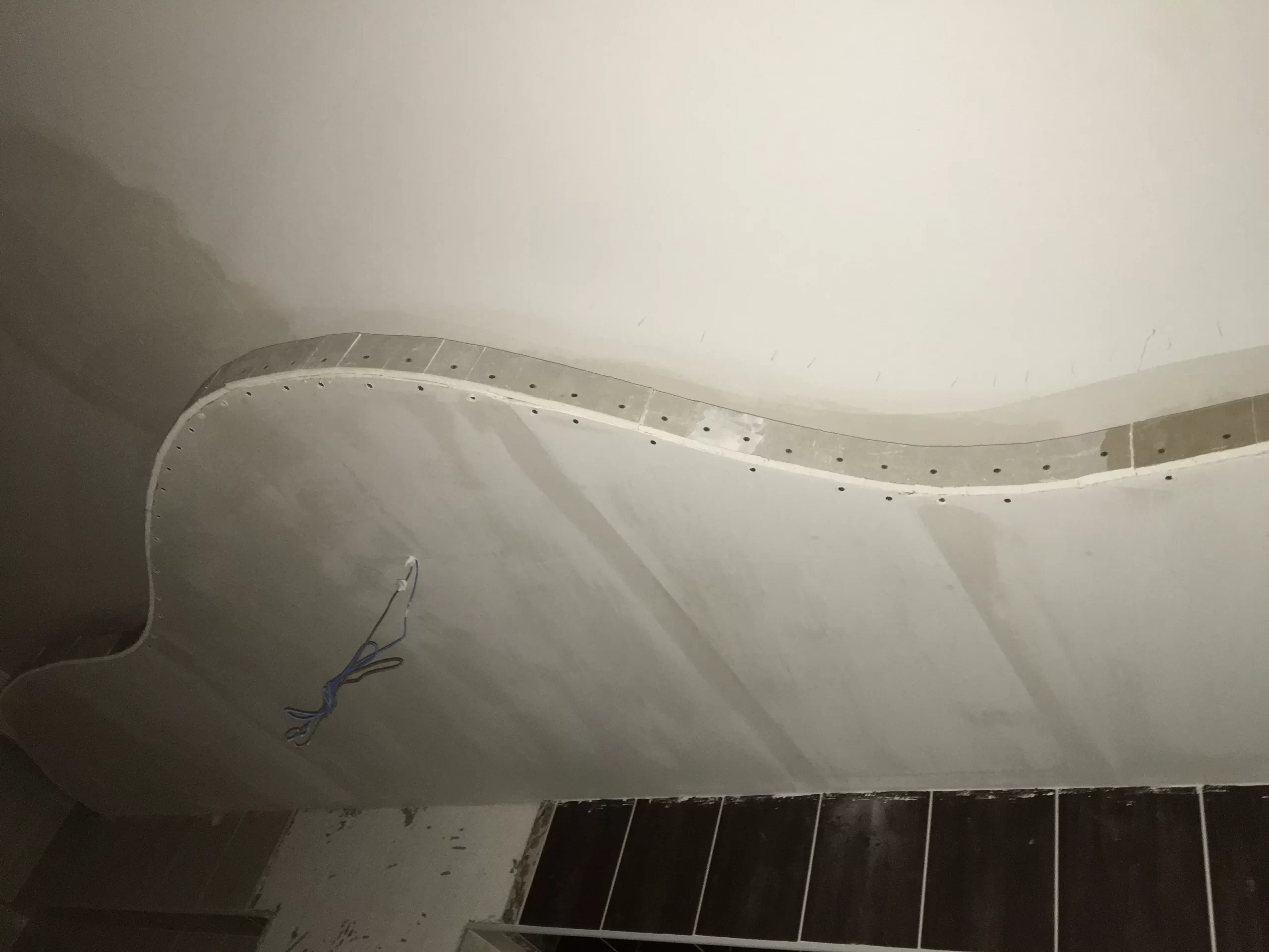 küçük salonlar için asma tavan fikirleri